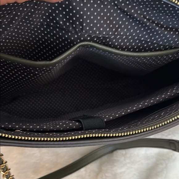 Sophisticated Green Tote with Gold Accents - Picture 8 of 15